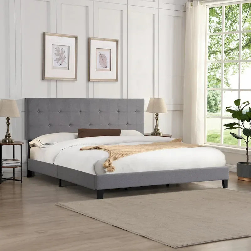 Lit plateforme rembourré en lin gris avec tête de lit capitonnée